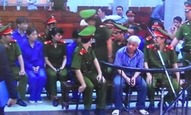 "Bầu" Kiên trước vành móng ngựa phiên xử sơ thẩm ngày 16/4. Phiên tòa sau đó đã bị hoãn vì bị cáo Trần Xuân Giá vắng mặt 