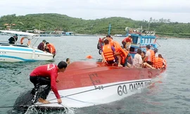 Ca nô chở đoàn khách Trung Quốc tham quan vịnh Nha Trang lật úp trên biển, chiều 26/12