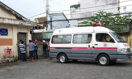 Gia đình nạn nhân chờ cơ quan chức năng khám nghiệm tử thi cháu bé