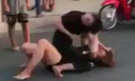 Hai cô gái lao vào 'quyết đấu' giữa đường, nhiều người vỗ tay cổ vũ