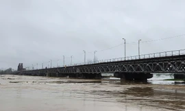 Vào lúc 6 giờ sáng 11/9, mực nước đo được tại cầu Long Biên đã đạt cao độ 11,3 mét; mặt nước chỉ cách cầu 2,2 mét.