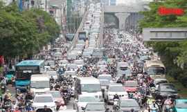 Hết nghỉ lễ, đường phố Hà Nội lại ùn tắc kéo dài