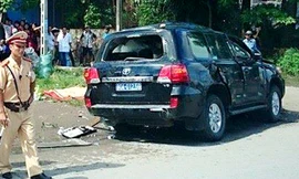 Xe 7 chỗ bị bắn vào lề đường khiến 3 người tử vong và một người bị thương. Ảnh: Sơn Dương