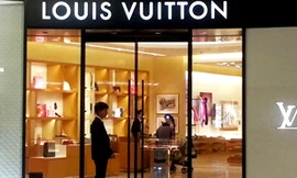 Nhiều gian hàng trong Tràng Tiền Plaza thường trong tình trạng người bán đông hơn người mua