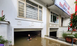 Sau mưa lớn, người dân ở khu biệt thự 'triệu đô' vẫn phải lội nước vớt đồ