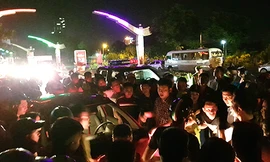 Xe Hyundai i10 biển số Thanh Hoá nát đầu sau tai nạn liên hoàn