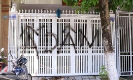 Cổng ngôi nhà ông Linh thường xuyên xuất hiện bị ai đó xịt sơn, bôi bẩn