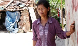 Vài ngày nay bà Lạng bỏ ăn, cứ tha thẩn như người mất hồn. Ảnh: Lê Hoàng