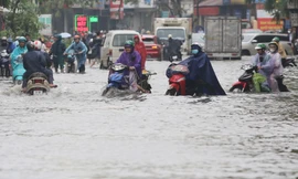 Nước sông Nhuệ tràn bờ, nhiều khu vực tại quận Hà Đông ngập sâu