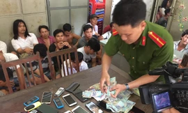 Các đối tượng và tang vật bị Công an bắt giữ