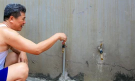 Hàng nghìn hộ dân ở Hà Nội bị cắt nước sạch giữa những ngày nắng nóng gay gắt