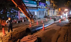 Xuyên đêm theo công nhân đào đường, lắp đặt ống dẫn nước sạch khổng lồ