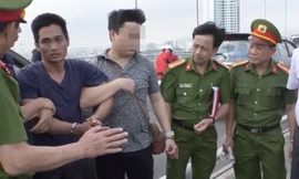 Công an đưa Hời đến thực nghiệm hiện trường