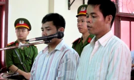 Hồ Văn Thành và Hồ Văn Công tại phiên tòa sơ thẩm ngày 30/5. Ảnh: Văn Được