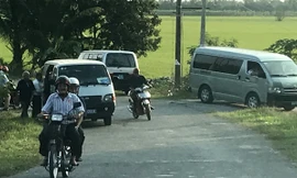 Nhiều xe biển xanh chở cán bộ đến xã Long Phú của huyện Tam Bình để dự tiệc cưới con gái ông Tộ