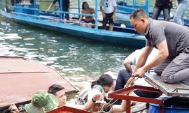 Sập cầu phao đền An Mã, khoảng 20 người rơi xuống hồ Ba Bể
