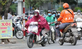 Không khí lạnh bao trùm sáng đầu tuần, người dân phải mặc thêm áo mưa chống rét dù trời tạnh ráo