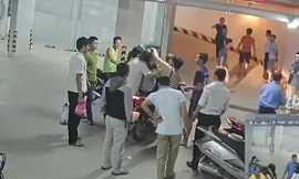 Ông Quang được người nhà và cư dân tại chung cư đưa đi cấp cứu