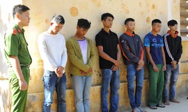 Sáu thanh niên bị cơ quan chức năng bắt giữ