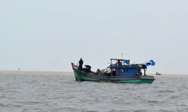 Đột kích thuyền cá trên biển để bắt nghi can giết người