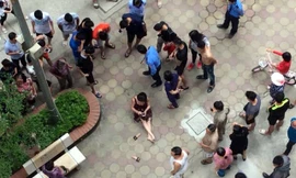 Người dân tập trung tại hiện trường vụ việc. Ảnh: Dân trí