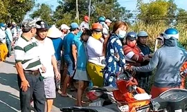 Người dân xem cảnh sát khám nghiệm hiện trường vụ án mạng