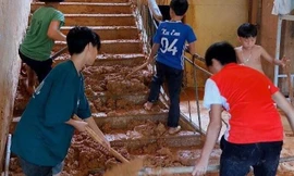 Xúc động cảnh giáo viên, học sinh lội bùn hối hả dọn trường lớp sau lũ