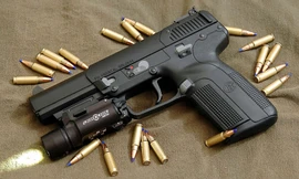 Gã trai dùng súng đe dọa nhóm khách ở quán nhậu