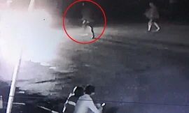 Ông Khoa (khoanh đỏ) xuống xe ở bên phải đường theo hướng Bắc - Nam, đi sang đến phần đường ưu tiên hướng Nam - Bắc thì bị xe khách tông trúng. Ảnh: Công an cung cấp.