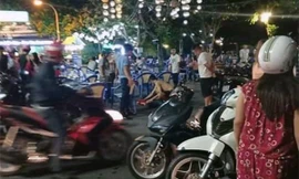 Người dân băng bó vết thương, đưa nạn nhân đi cấp cứu