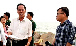 Ông Nguyễn Đức Hòa (áo trắng) chỉ đạo phòng chống bão số 9 tại thị xã Lagi, Bình Thuận hồi tháng 11