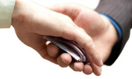 Bắt giam kiểm sát viên nhận hối lộ