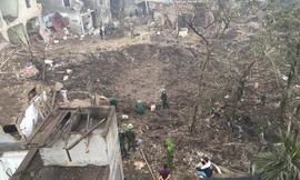 Sau tiếng nổ, làng mạc tan hoang.