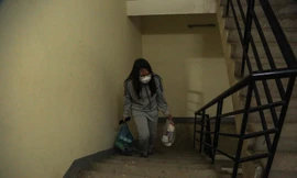 Leo bộ hàng chục tầng nhà vì thang máy hỏng sau hỏa hoạn ở Hà Nội