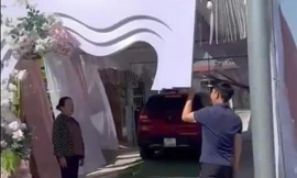 Cô dâu lên tiếng vụ hàng xóm húc đổ cổng hoa rạp cưới ở Quảng Ninh