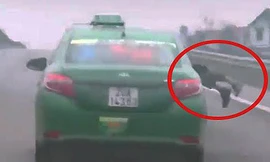 Taxi lao nhanh trên cao tốc Hà Nội - Thái Nguyên. Ảnh cắt từ video
