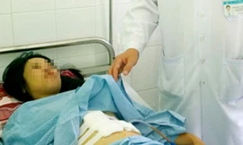 Bác sĩ thăm khám cho chị T.D