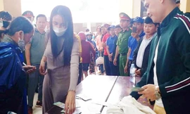 Tiền từ thiện ca sĩ Thủy Tiên trao ở Quảng Trị giảm so với báo cáo ban đầu khoảng 4 tỷ đồng