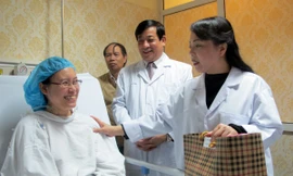 Bộ trưởng Y tế Nguyễn Thị Kim Tiến (phải) chúc bác sĩ Hạnh sớm khỏe để trở lại với công việc