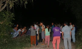 Người dân có mặt theo dõi lực lượng chức năng khám nghiệm hiện trường vụ án