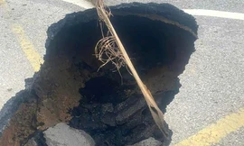 Hàng dài xe ùn tắc vì 'hố tử thần' trên quốc lộ 18A