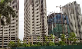 Nhiều dự án cao cấp ở Hà Nội đã được chủ đầu tư "hạ cấp" bán ngang giá căn hộ trung cấp để "hút" khách, giảm tồn kho