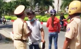 Thanh niên cầm mũ bảo hiểm tấn công cảnh sát