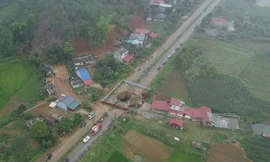 Hiện trường tìm kiếm người đi xe máy rơi 'hố tử thần': Lòng hố biến đổi kỳ lạ