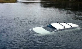 Ôtô rơi xuống ao, tài xế tử vong