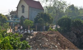 Lực lượng Công an phong tỏa căn nhà xảy ra vụ việc phục vụ điều tra