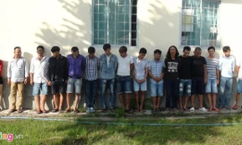 Những người tham gia đánh bạc bị tạm giữ. Ảnh: Công an cung cấp