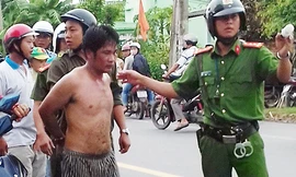 Kẻ ngáo đá định cướp taxi bị bắt. Ảnh: H.N