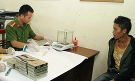 Kỳ cùng tang vật tại cơ quan công an. Ảnh. VOV