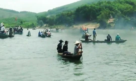 Người dân tìm kiếm thi thể cô gái trên sông Thu Bồn